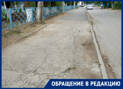«Дети ходят по проезжей части»: разрушенные возле школ тротуары возмущают жителей Волгодонска