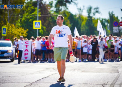 Самые спортивные волгодонцы собрались на площади Победы: «Кросс нации-2025» стартует с минуты на минуту
