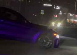 В Волгодонске гонщик на машине без номеров устроил дрифт и заезд на газон после траурных мероприятий памяти сбитых Гапизовым девушек