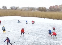 Хоккейный матч на заливе в Волгодонске попал на видео