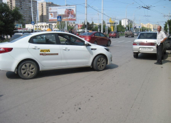 В Волгодонске у перекрестка проспекта Строителей и улицы Энтузиастов такси врезалось в «десятку»