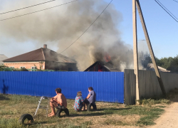 Из горящего дома в Красном Яру удалось спасти людей: на месте ЧП находится Виктор Мельников