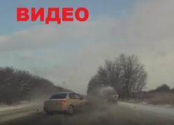 Появилось видео ДТП на автодороге Ольгинская-Волгодонск, в котором погибли женщина и 16-летняя девушка