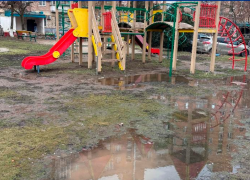 «Воду откачают с детской площадки в ближайшее время»: городские коммунальщики отреагировали на проблему