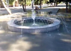  Новый фонтан на 50 лет СССР заливает улицу водой