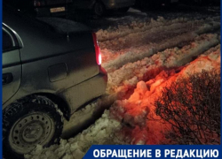 «В замерзших снежных массах застревают автомобили»: на неочищенные дворы пожаловались волгодонцы 