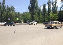 В Волгодонске «десятка» и «Волга» столкнулись на перекрестке Ленина - 50 лет СССР 