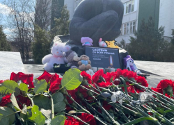 Скорбим со всей страной: волгодонцы продолжают массово нести цветы и игрушки к мемориалам в память о погибших в теракте 