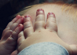 В Волгодонске 8-месячный ребенок проглотил наушники от iPhone