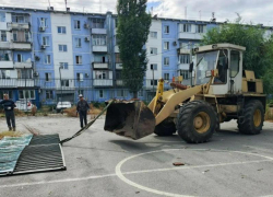 Трактор ДСиГХ снес ограждение спортплощадки на улице Пионерской