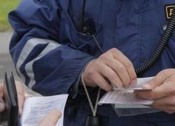 Водитель положил взятку в папку полицейского и «попал» на 150 000 рублей штрафа