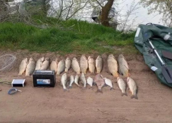 Двоих «электрорыбаков» на надувной лодке задержали за браконьерство в Волгодонске 