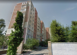 Волгодонец в неадекватном состоянии поджег свою квартиру и выбросил дверь в лестничный проем