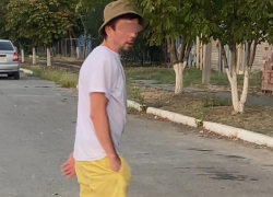 Похожий на дезертировавшего из зоны СВО мужчина преследовал 11-летних девочек в станице Романовской