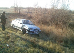 В Волгодонском районе в результате ДТП ВАЗ улетел в кювет
