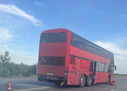 Двоих человек увезли в больницу после столкновения автобуса и легкового автомобиля под Цимлянском