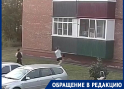 «Огуречный снаряд в 4 утра»: подростки атаковали балконное окно на проспекте Мира