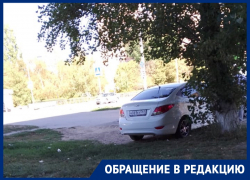 Конфликт между жильцами дома и таксистами назревает в Волгодонске из-за припаркованных на газоне машин