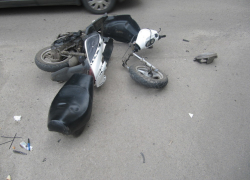 В Волгодонске «Тойота» сбила скутериста, от удара двухколесное ТС разломилось пополам