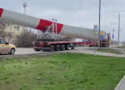 Караван с 51-метровыми лопастями для ВЭС проследовал через Волгодонск