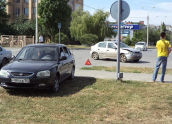 В Волгодонске на перекрестке Гагарина и Энтузиастов столкнулись «Hyundai» и «Opel»