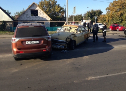 В Волгодонске водитель «BMW» спровоцировал ДТП с участием «ретромобиля» и «Мицубиси»