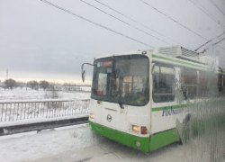 Застрявшие на путепроводе троллейбусы частично возобновили движение по Волгодонску