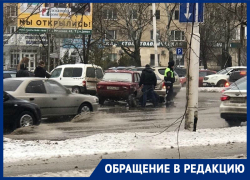 Десяток машин лишились колес из-за опасной ямы на проспекте Строителей