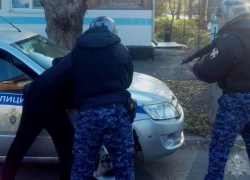 В Волгодонске мужчина с ножом напал на фармацевта в аптеке 