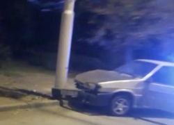 ВАЗ-2115 влетел в столб на Морской в Волгодонске