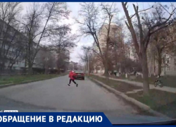 «Научите своих детей правильно переходить дорогу!»: водитель возмущен опасной ситуацией, которую провоцируют школьники Волгодонска