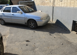 В Волгодонске на «десятку», припаркованную у дома, обрушились отколовшиеся куски фасада 