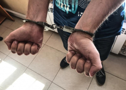  Владельца пакетика с наркотиками задержали в Дубовском