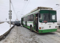 В ДТП с «Ауди» на мосту пострадал пассажир троллейбуса 