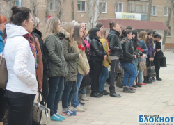 У памятника Максиму Горькому собрались школьники и студенты