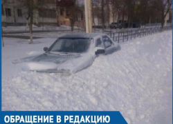 Метровые сугробы на улицах Волгодонска засыпали автомобили и пешеходные дорожки: последствия снегопада