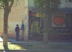 В Волгодонске двое неизвестных посреди бела дня пытались оторвать от дома почтовый ящик