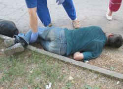 В Волгодонске случайные прохожие спасли лежавшего без сознания мужчину