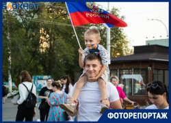 Триколор на груди, патриотизм в душе: рок-концертом в Волгодонске отметили День флага России