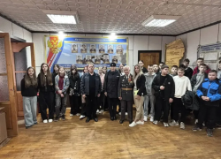 Школьники Волгодонска примерили бронежилеты и сняли отпечатки пальцев в полиции