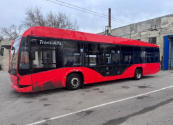Еще один красный: в Волгодонск для тестовой обкатки прибыл низкопольный троллейбус «Авангард»