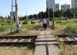 В Волгодонске товарный поезд сбил 59-летнюю велосипедистку