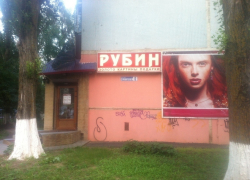 В Волгодонске двое вооруженных преступников в масках ограбили ювелирный салон на Строителей