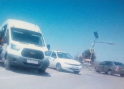 На трассе Ростов-Волгодонск легковушку отбросило в кювет после тройного ДТП с микроавтобусом и "Калиной"