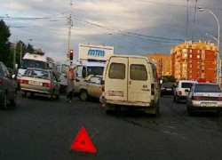 На перекрестке улицы Весенней и путепровода «Газель» врезалась в «шестерку»