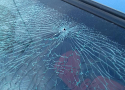 Заднее стекло автомобиля расстреляли возле дома в Волгодонске