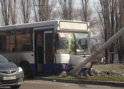 Водитель автобуса №22 снес троллейбусную опору в Волгодонске