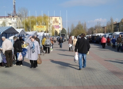 Саженцы и пасхальные куличи привлекли сотни волгодонцев на Площадь Победы