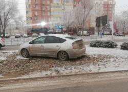 Автоледи на «Тойоте» залетела на газон на проспекте Строителей