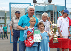 Маленькие волгодонцы получили кубок чемпионов из рук известного футболиста Евгения Ловчева